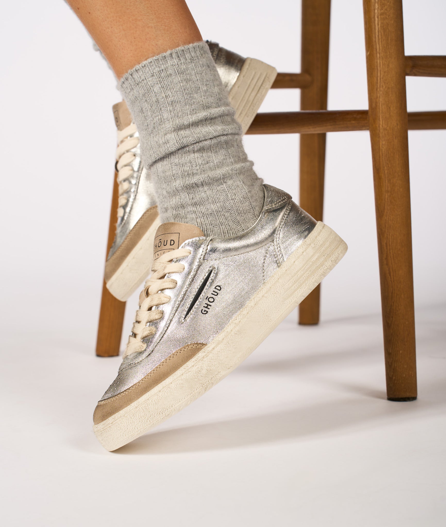 LIDO LOW IN SILVER LAMINATED LEATHER